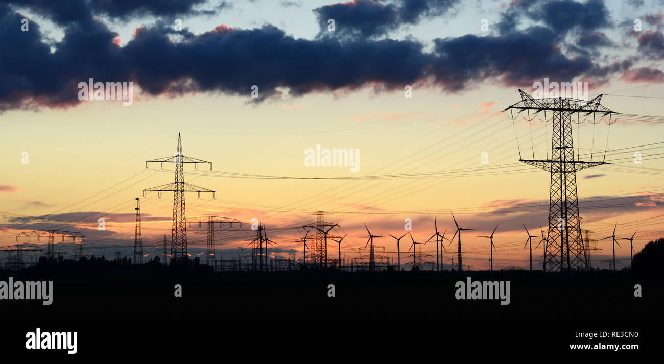 Tralicci elettrici per il trasporto di energia elettrica Foto Stock