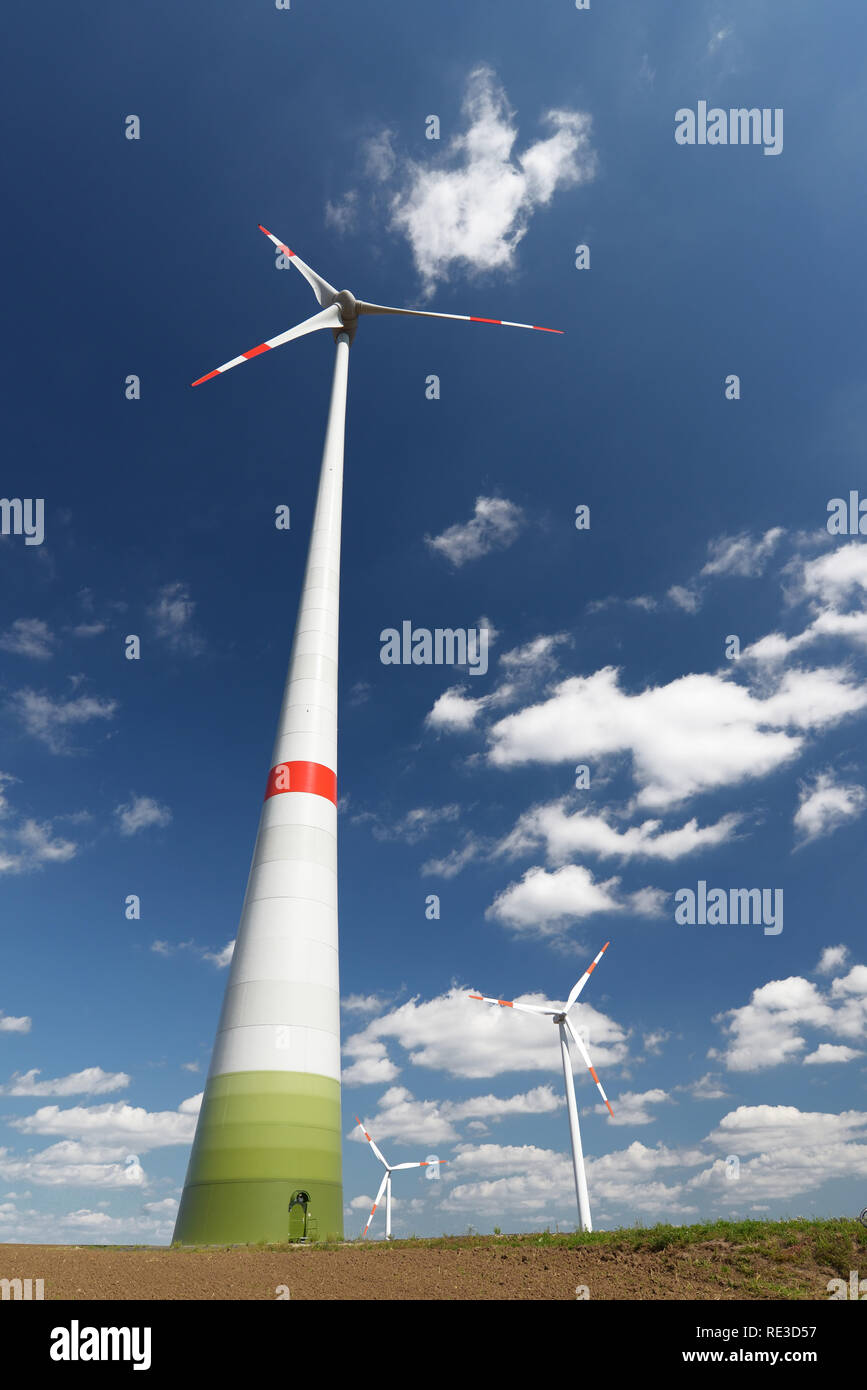 Generazione di energia da fonti rinnovabili - turbine eoliche nel paesaggio Foto Stock