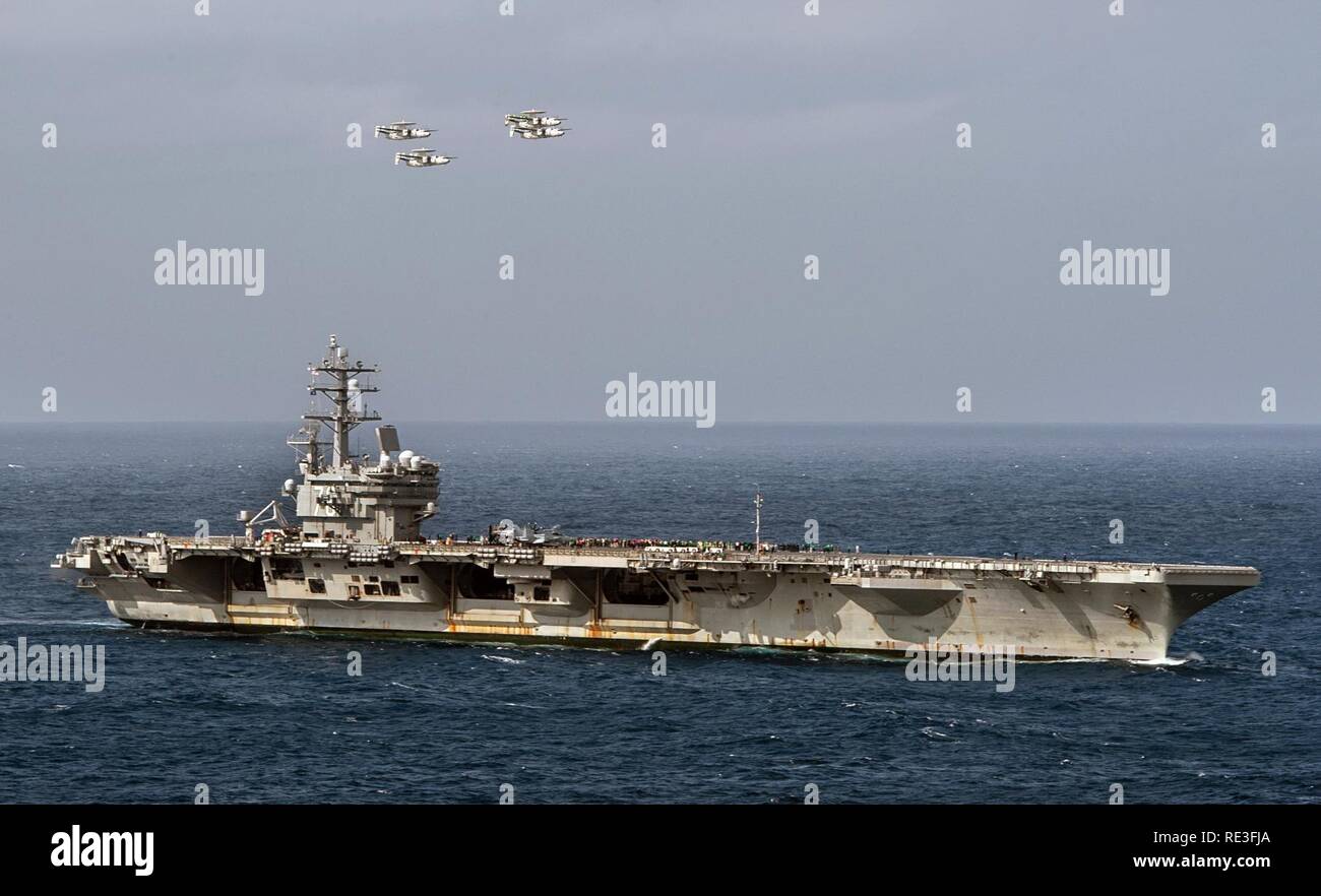 Mare delle Filippine (nov. 16, 2016) Quattro E-2C Hawkeyes, assegnato alla "libertà campane' di Carrier Airborne Early Warning Squadron (VFA) 115, volare al di sopra della marina in avanti solo schierate portaerei USS Ronald Reagan (CVN 76). La nave e Carrier Strike gruppo cinque (CSG 5) ammiraglia, sono di pattuglia il supporto di sicurezza e stabilità nella Indo-Asia-regione del Pacifico. Foto Stock