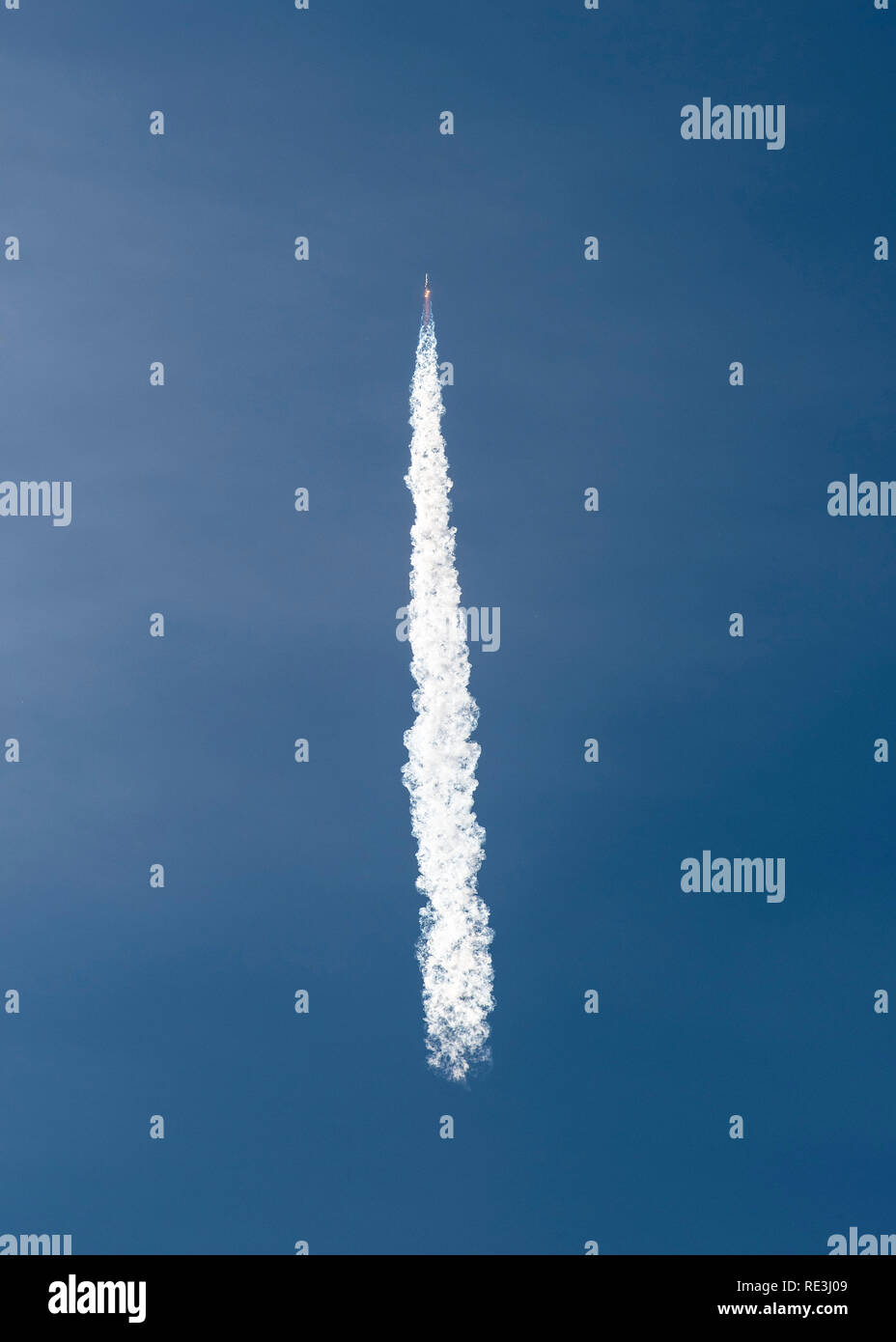Team Vandenberg sostenuto il lancio di successo di un United Launch Alliance Delta IV rocket pesanti che trasportano una ricognizione nazionale Office payload da Space Launch Complex-6 qui, Sabato, 19 gennaio, alle 11:10 PST. (U.S. Air Force foto di Airman 1. Classe Hanah Abercrombie) Foto Stock