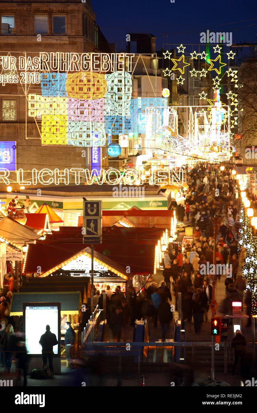 Mercatino di Natale e il sessantesimo Essen settimane di luce, il logo della capitale europea della cultura per il 2010, e altri motivi di luci, Foto Stock