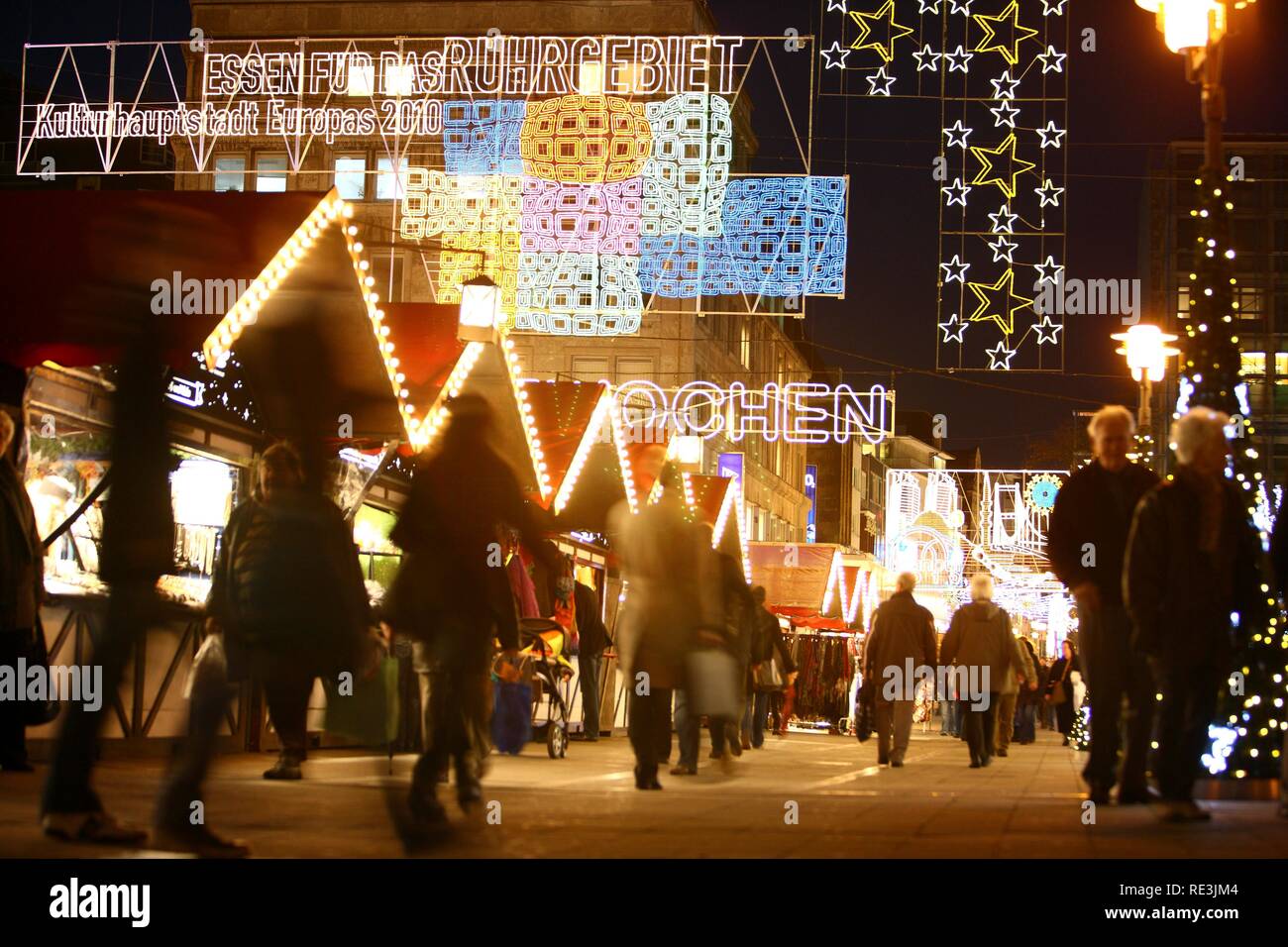 Mercatino di Natale e il sessantesimo Essen settimane di luce, il logo della capitale europea della cultura per il 2010, e altri motivi di luci, Foto Stock