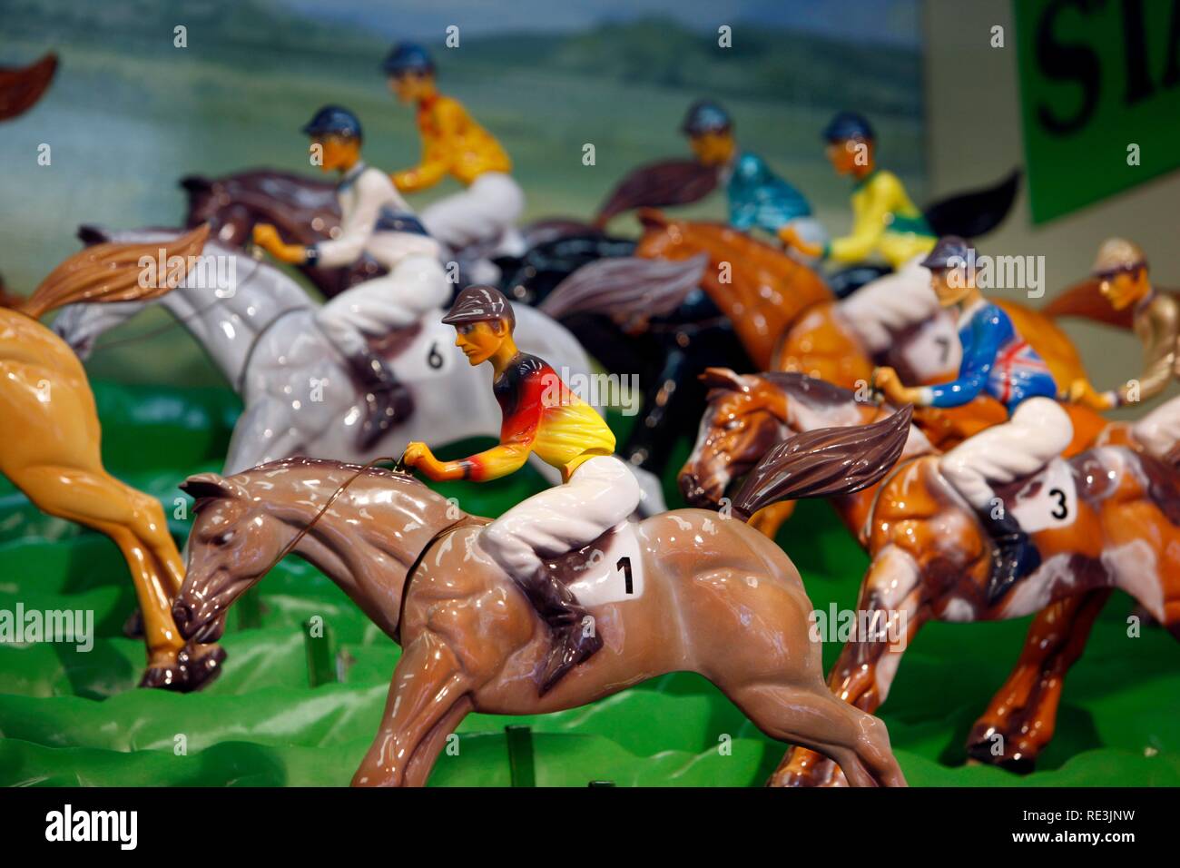 Corsa di cavalli il gioco d'azzardo, Cranger Kirmes fair, la più grande  fiera nella zona della Ruhr, all'Rhine-Herne Canal, Herne Foto stock - Alamy