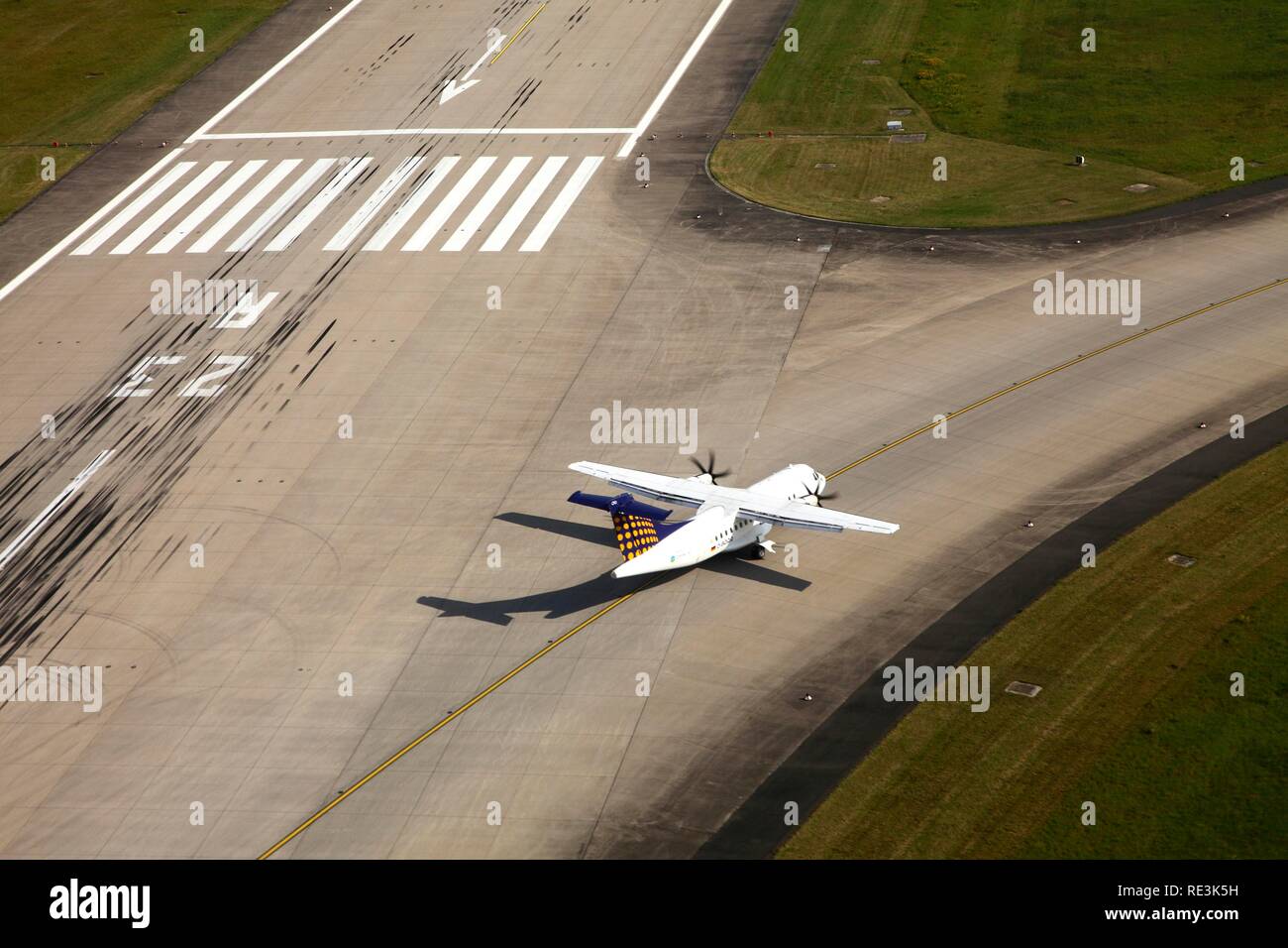 Dusseldorf Aeroporto Internazionale, Lufthansa piano regionale ATR42-500, sulla pista di rullaggio dopo lo sbarco, Duesseldorf Foto Stock