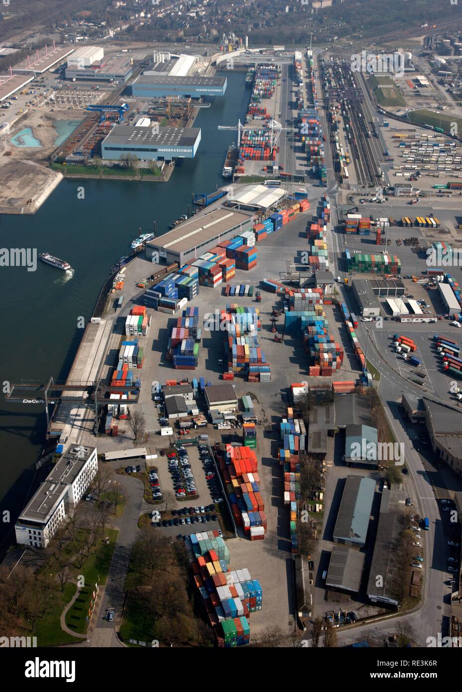 Duisport, porto e centro di logistica, Ruhrort inland porta sul fiume Reno, il più grande porto interno nel mondo, DeCeTe contenitore Foto Stock