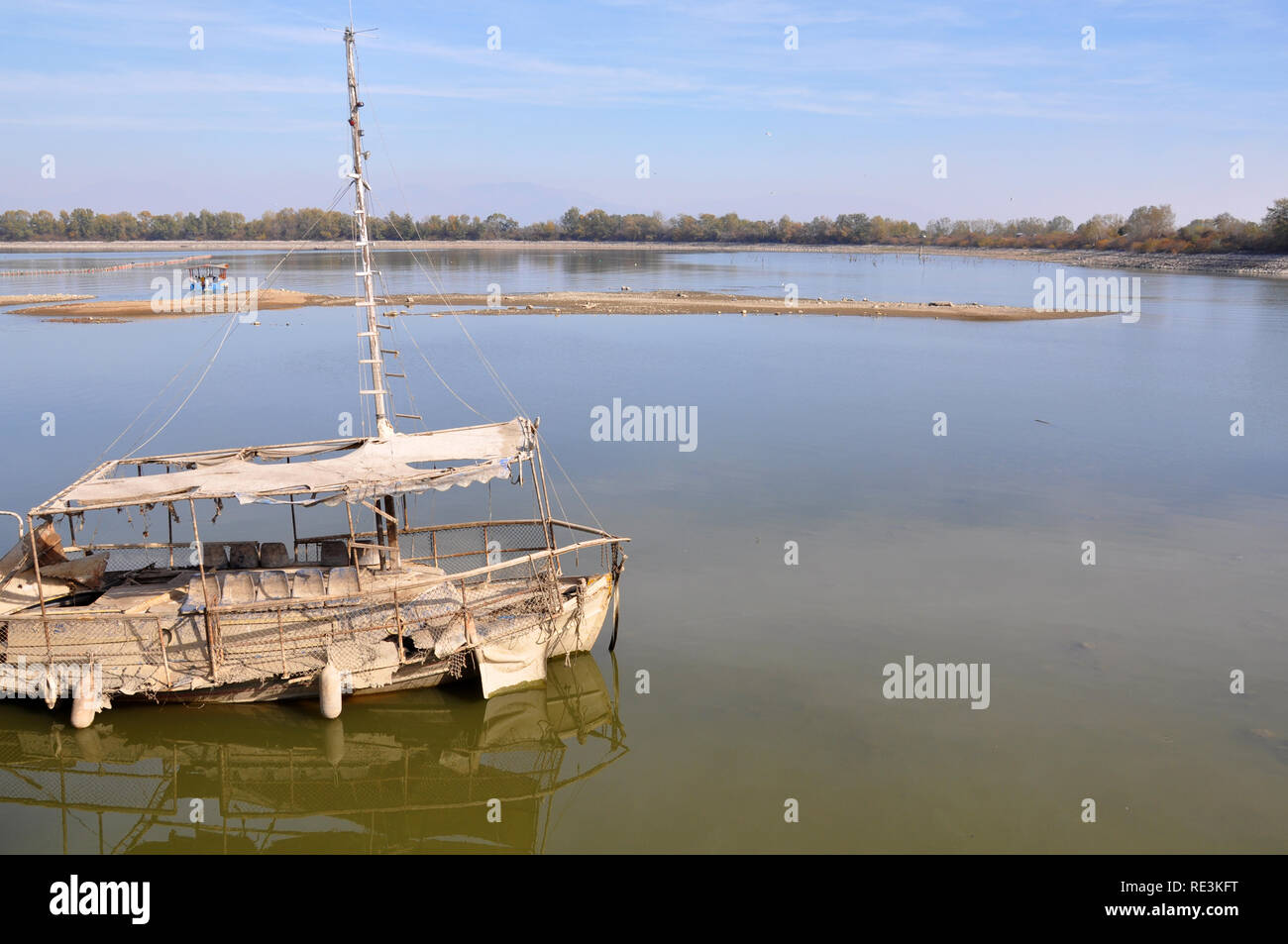 Una vecchia barca sul lago di Kerkini - Grecia Foto Stock