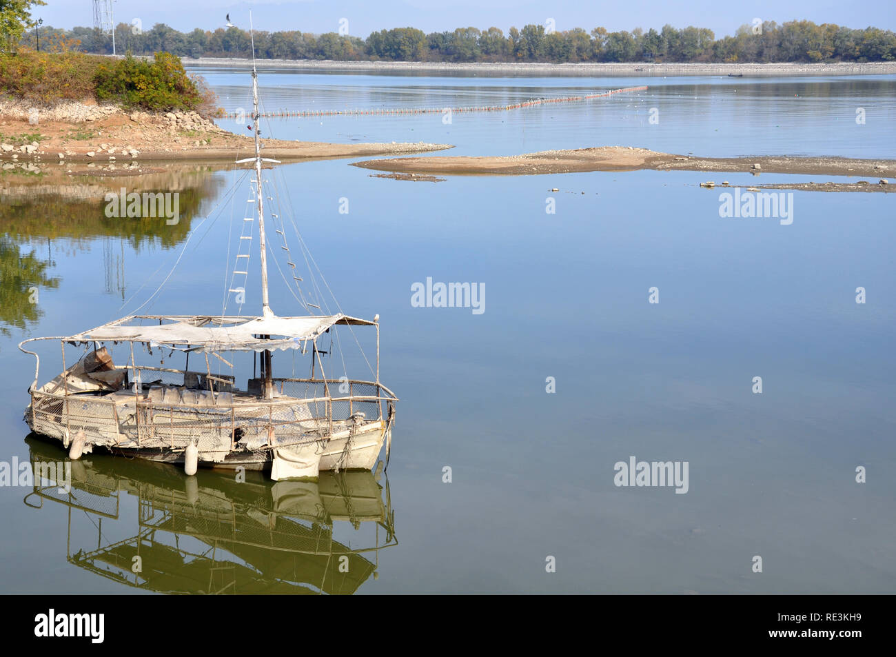 Una vecchia barca sul lago di Kerkini - Grecia Foto Stock