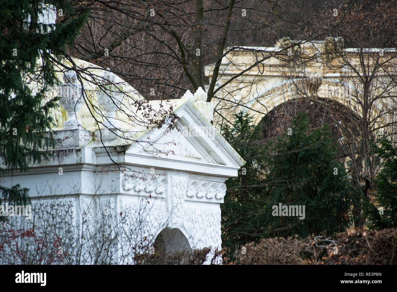 Schöner Brunnen fontana davanti con Römische Ruine - falsi ruderi romani verso la parte posteriore nei giardini di Schönbrunn Palace Gardens, Vienna, Austria. Foto Stock