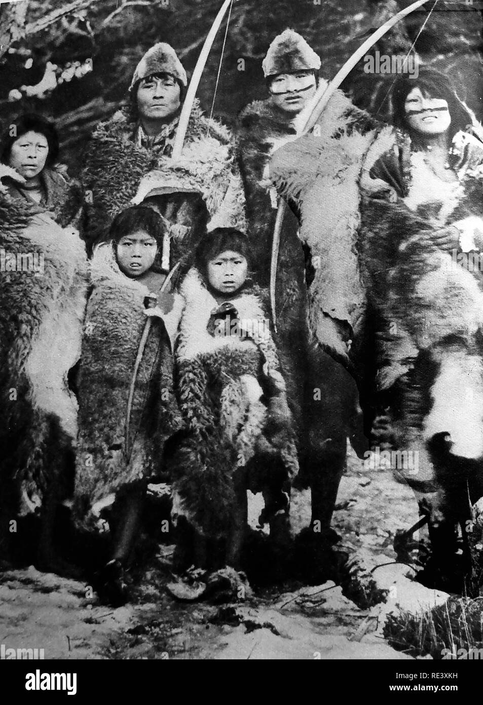 Una rara 1934 fotografia di una famiglia di Aonik (Aónikenk o Tehuelche) indiani di Tierra del Fuego. Due con il matrimonio faccia segno dipinto per indicare che sono (o che sono state appena) sposato Foto Stock