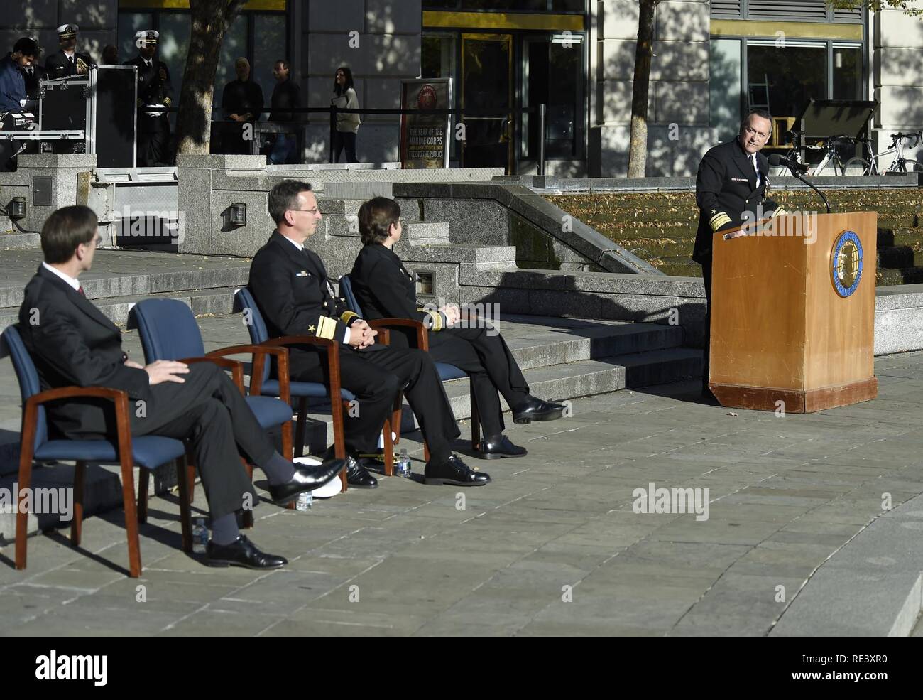 WASHINGTON (nov. 18, 2016) posteriori Adm. Mat offerte inverno commento prima di essere alleviati da Adm posteriore. David J. Hahn come il capo della Naval Research (CNR) durante un cambiamento di comando cerimonia presso l'U.S. Navy Memorial a Washington D.C. L'inverno un aviatore decorato con i gradi avanzati in entrambi i computer science e risorsa nazionale strategia, aderiranno all'F-35 Joint Program Office come vice direttore, Joint Strike Fighter Programma. Hahn, un decorato comandante sottomarino e acquisizione navale officer, sarà a capo del Office of Naval Research (ONR) e sorvegliare i circa 2 miliardi di dollari del dipartimento della Foto Stock