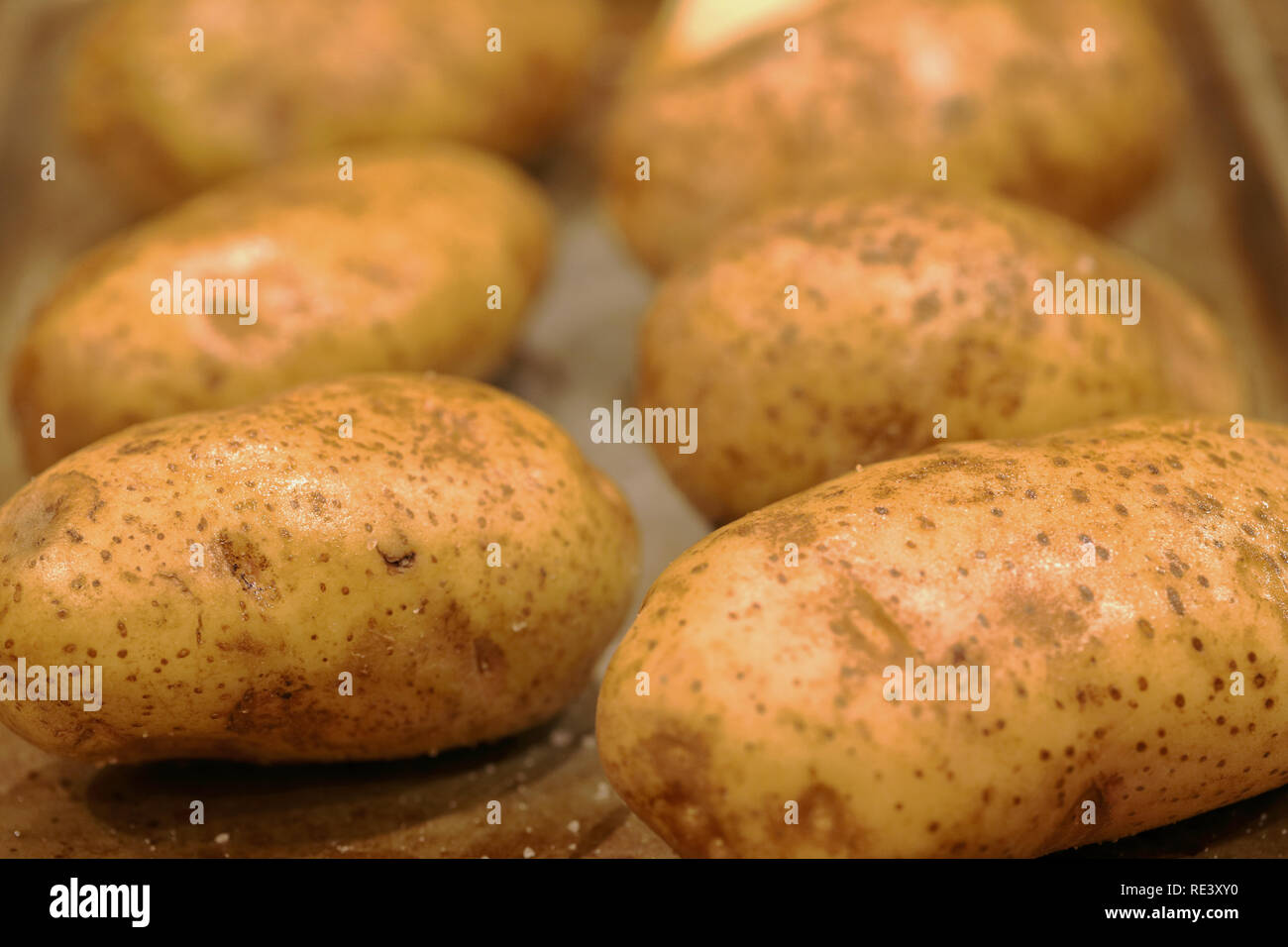 Patate con olio e sale è preparato per essere cotto per un sano e naturale la cena Foto Stock
