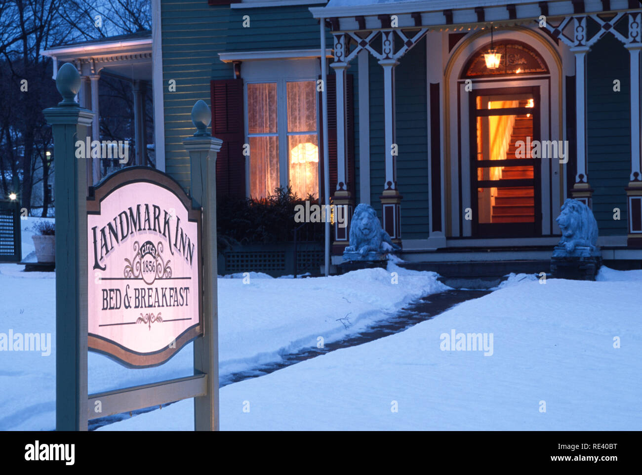 Maestoso Victorian Inn con nevicate invernali in Cooperstown è accogliente di notte, New York, Stati Uniti d'America Foto Stock