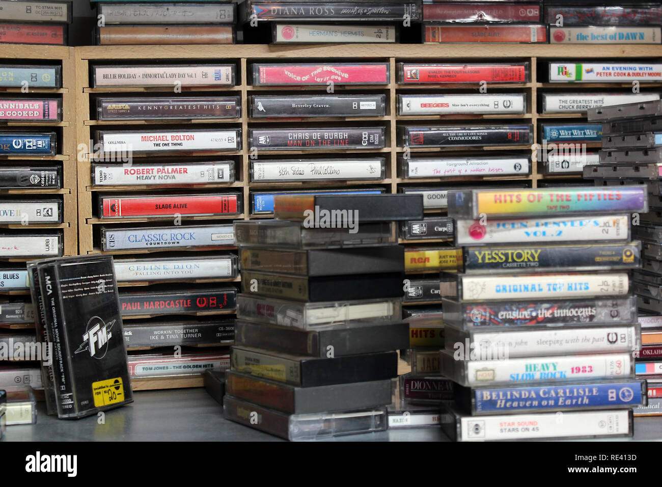 Vecchio cassette su un vintage shop en Brighton, Inghilterra, Regno Unito Foto Stock
