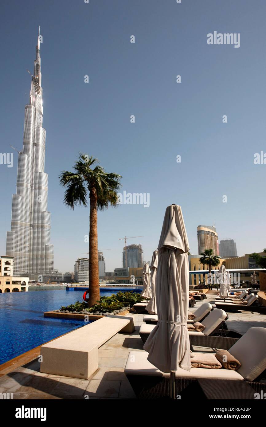 Il Burj Dubai, edificio più alto del mondo e la piscina del lussuoso hotel l'indirizzo, parte del centro cittadino di Dubai Foto Stock