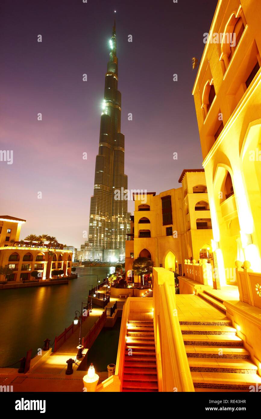 Il Burj Dubai, edificio più alto del mondo, visto dal centro storico di Dubai, parte del centro cittadino di Dubai, Emirati Arabi Uniti Foto Stock
