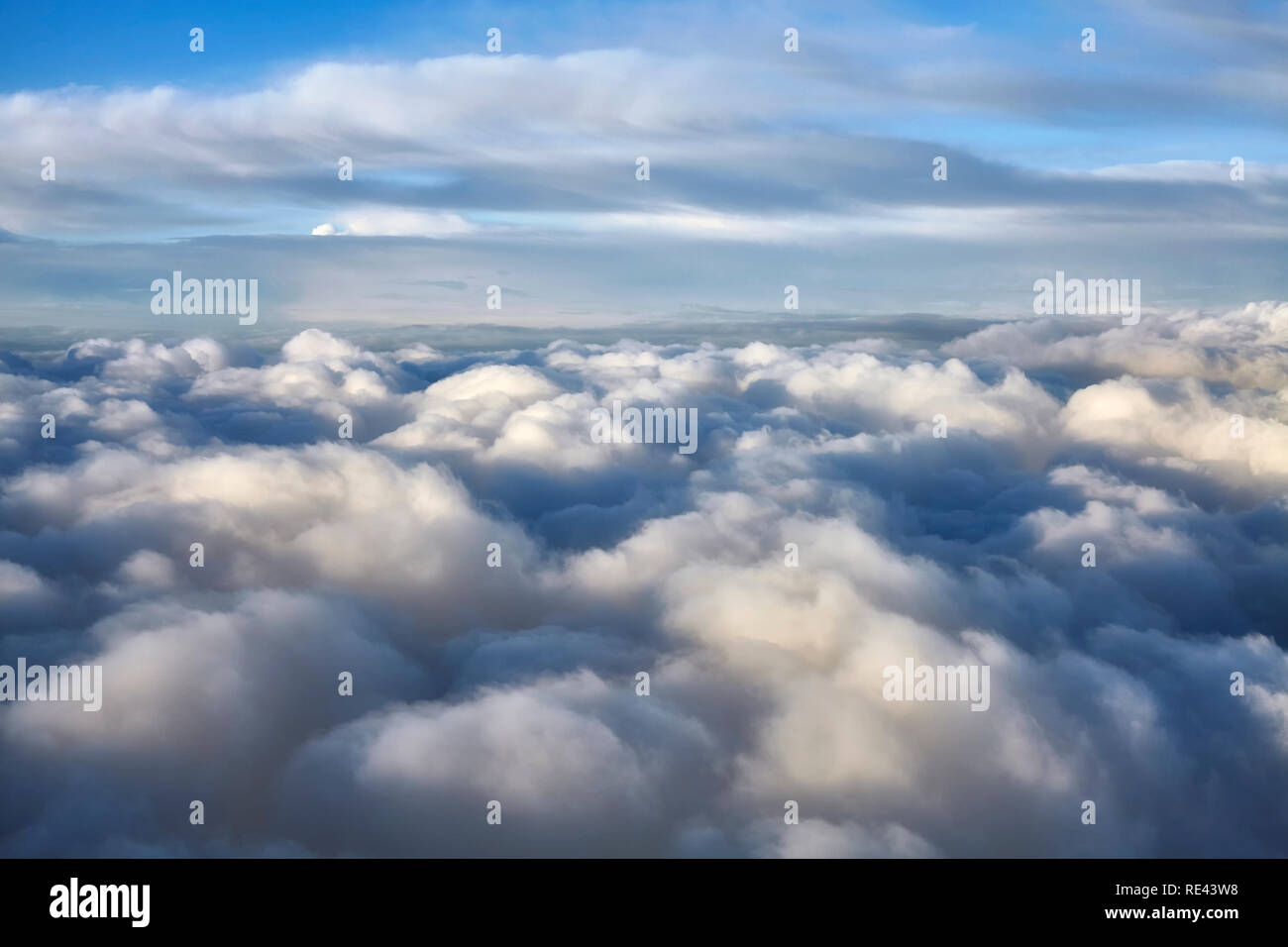 Cloudscape visto attraverso una finestra di aereo. Foto Stock
