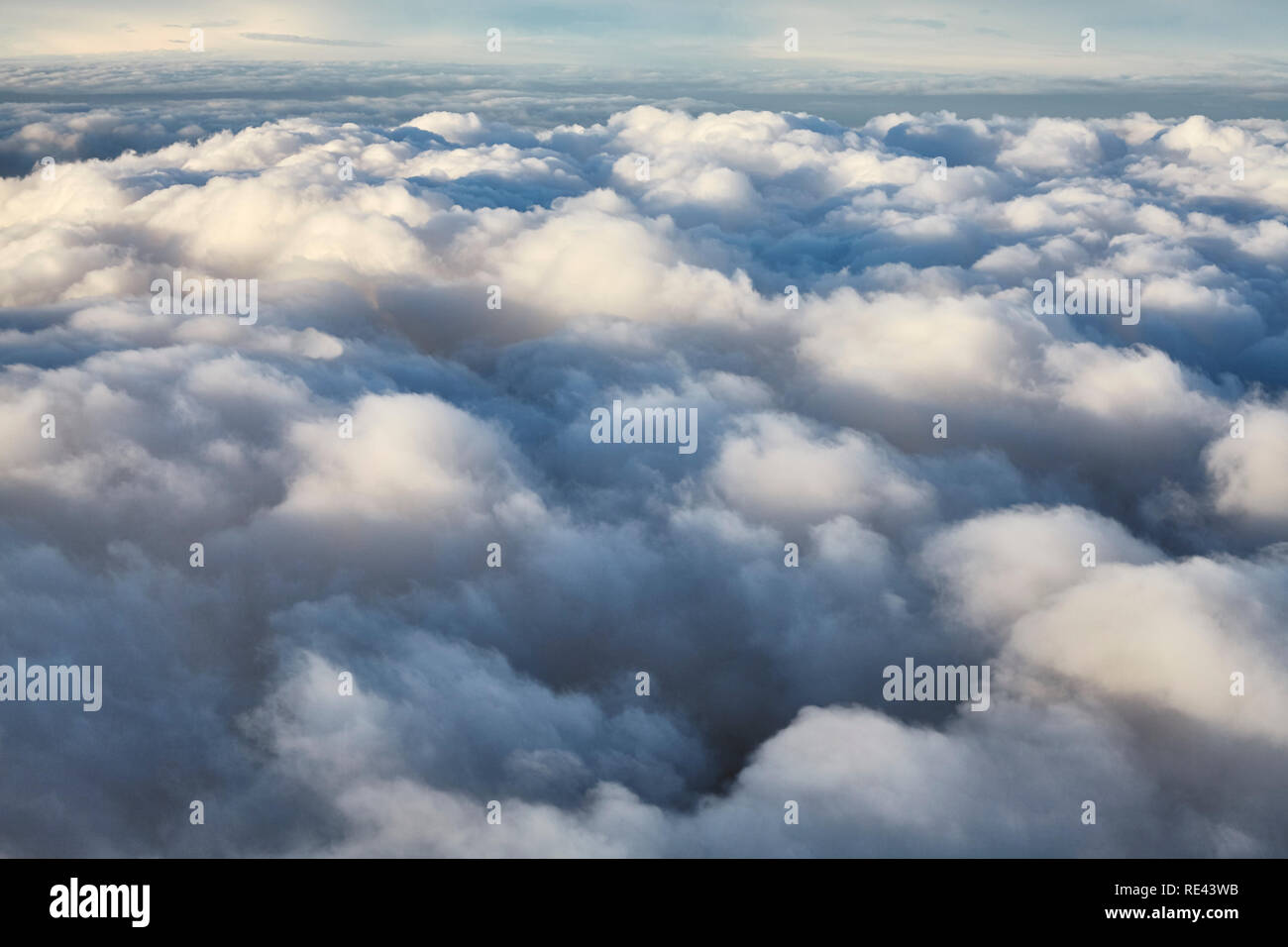 Cloudscape visto attraverso una finestra di aereo. Foto Stock