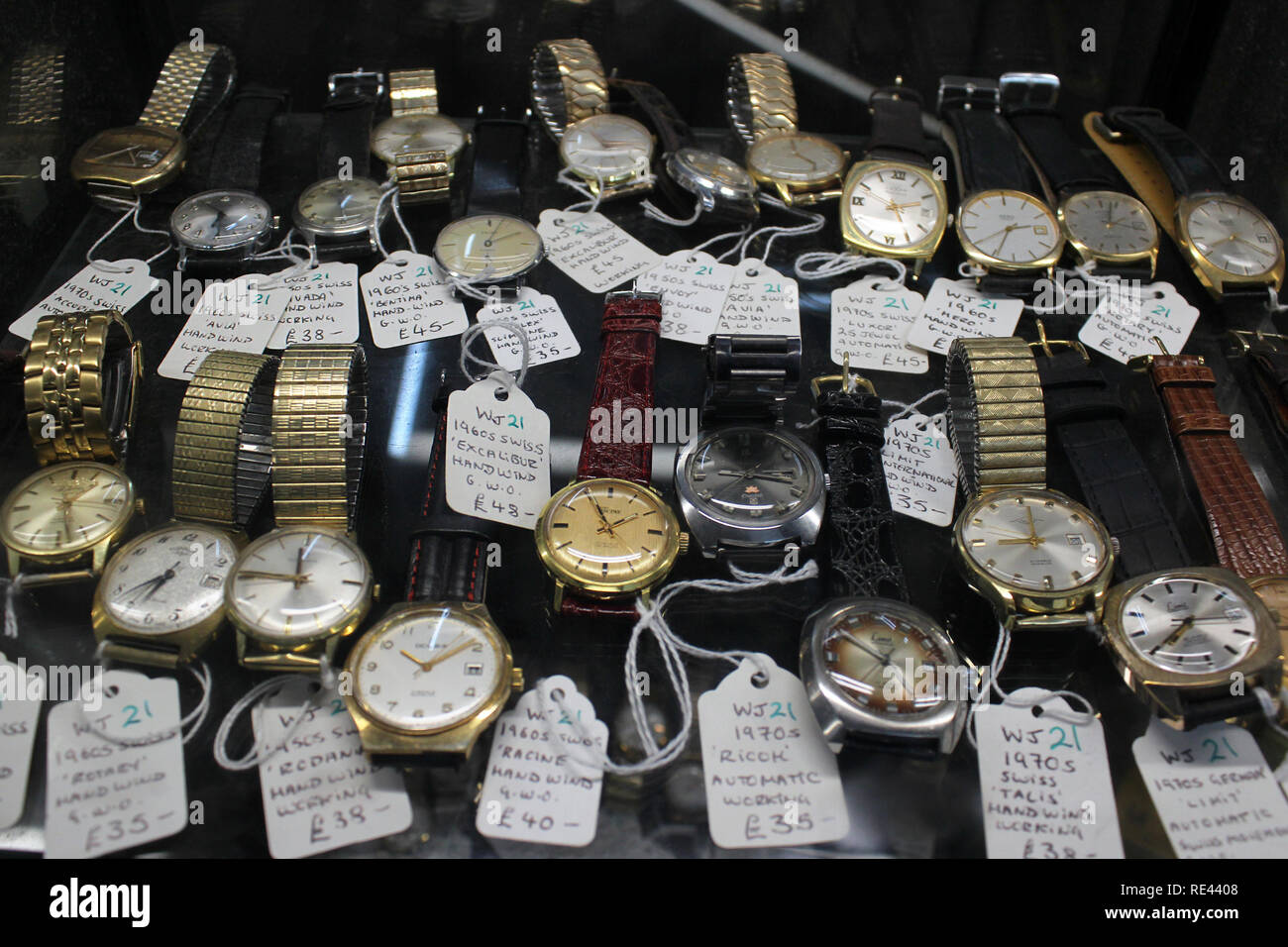 Vecchi orologi vintage con etichette del prezzo Foto Stock