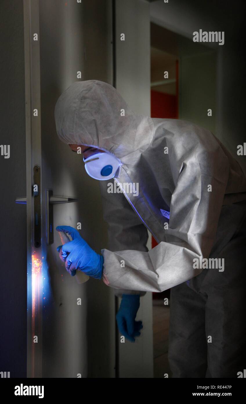 Invisibile sangue e altre tracce di fluidi di corporei sono resi visibili con la luce UV e con l aiuto di un fluido di rilevamento, Foto Stock