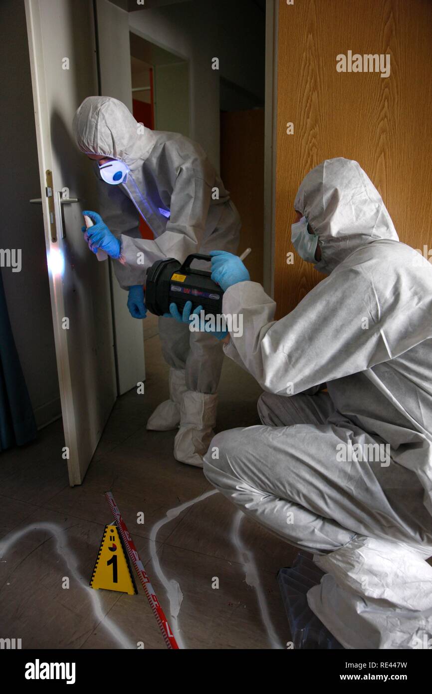 Invisibile sangue e altre tracce di fluidi di corporei sono resi visibili con la luce UV e con l aiuto di un fluido di rilevamento, Foto Stock