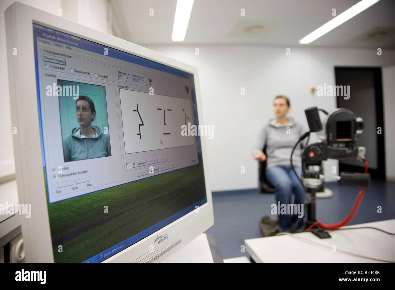 Foto di polizia, dalla fotocamera digitale, per l'identificazione fisica di un sospetto in un'indagine penale nell'indagine penale Foto Stock