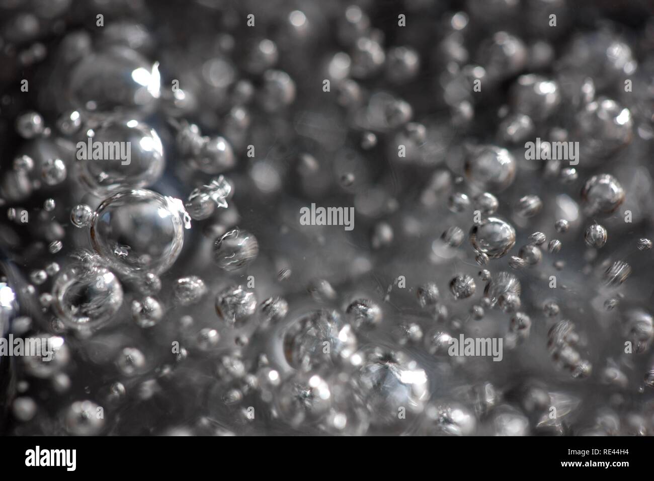 Le bolle in un liquido, il biossido di carbonio in acqua minerale Foto Stock