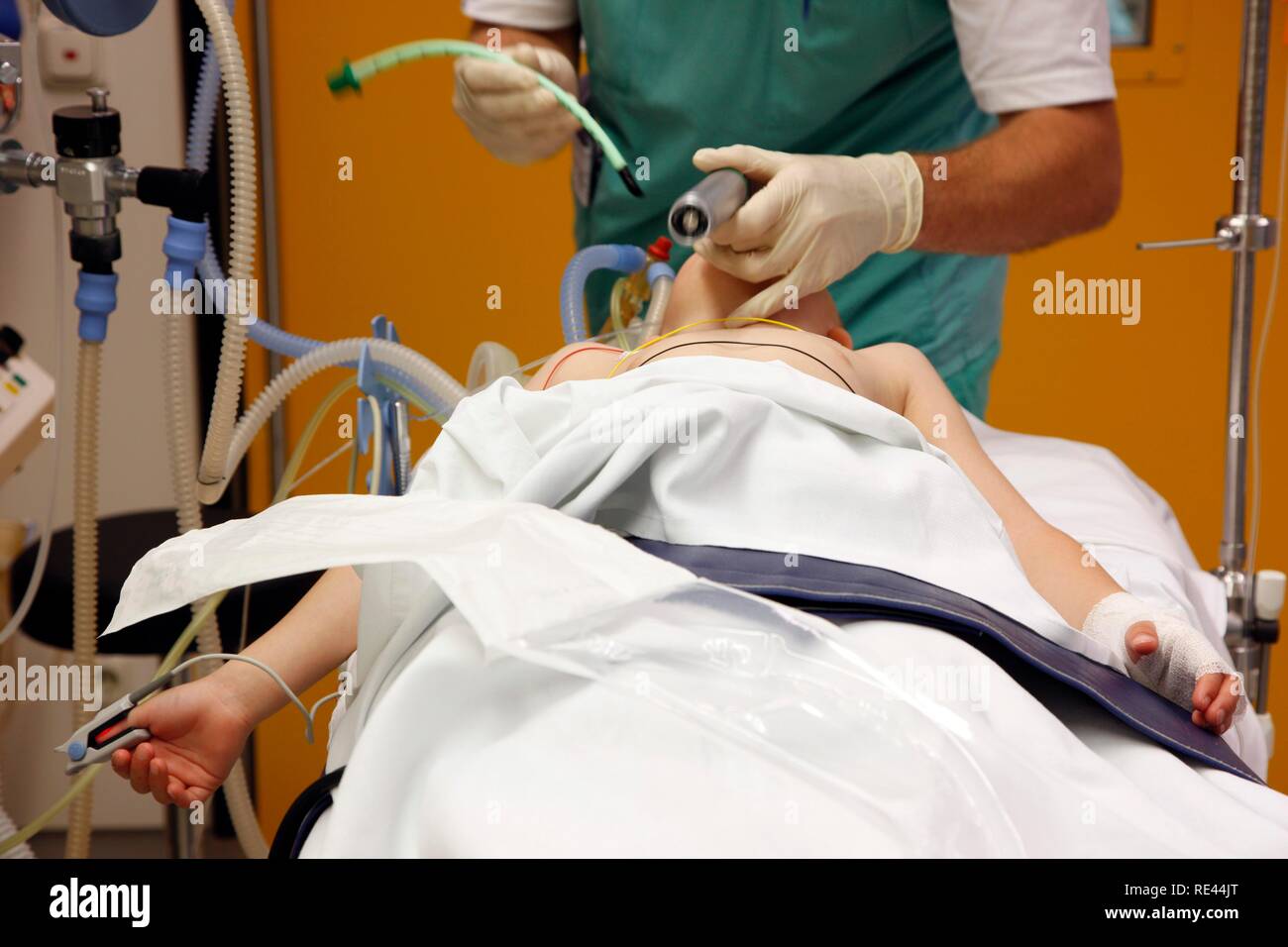 Bambino di essere preparati per la chirurgia, anestesista intubating il paziente per la ventilazione durante la chirurgia, nella sala di anestesia Foto Stock