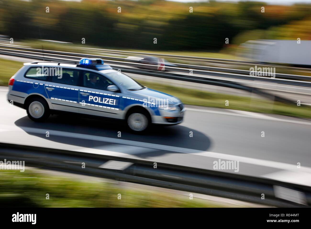 Pattuglia di polizia con le spie lampeggianti Foto Stock