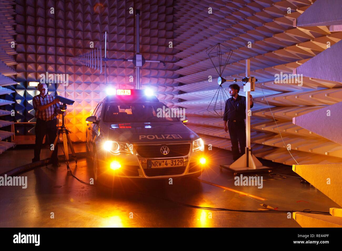 Test di un auto di pattuglia's Electronics per l'influenza della radiazione elettromagnetica nel laboratorio EMC, EMC, controllo Foto Stock