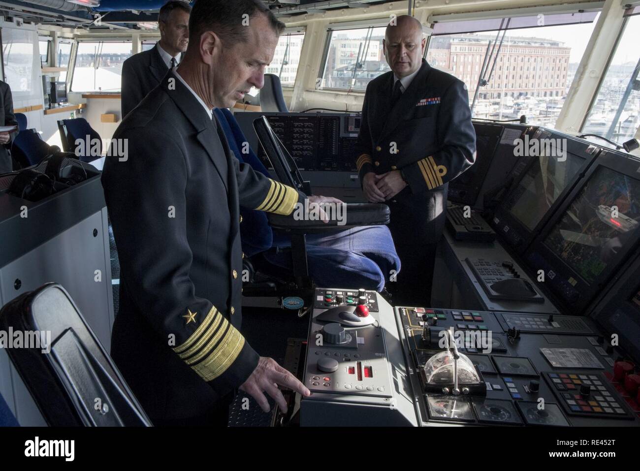 Baltimora (nov. 18, 2016) Capo di operazioni navali (CNO) Adm. John Richardson ha visitato HDMS Pietro Willemoes (F362) della Royal Navy danesi e ha incontrato il suo omologo danese Adm posteriore. Frank Trojahn, Capo della Naval Staff. Richardson ha riesaminato il nuovo fregata capacità e discusso le opportunità per una più stretta collaborazione e partnership. Foto Stock