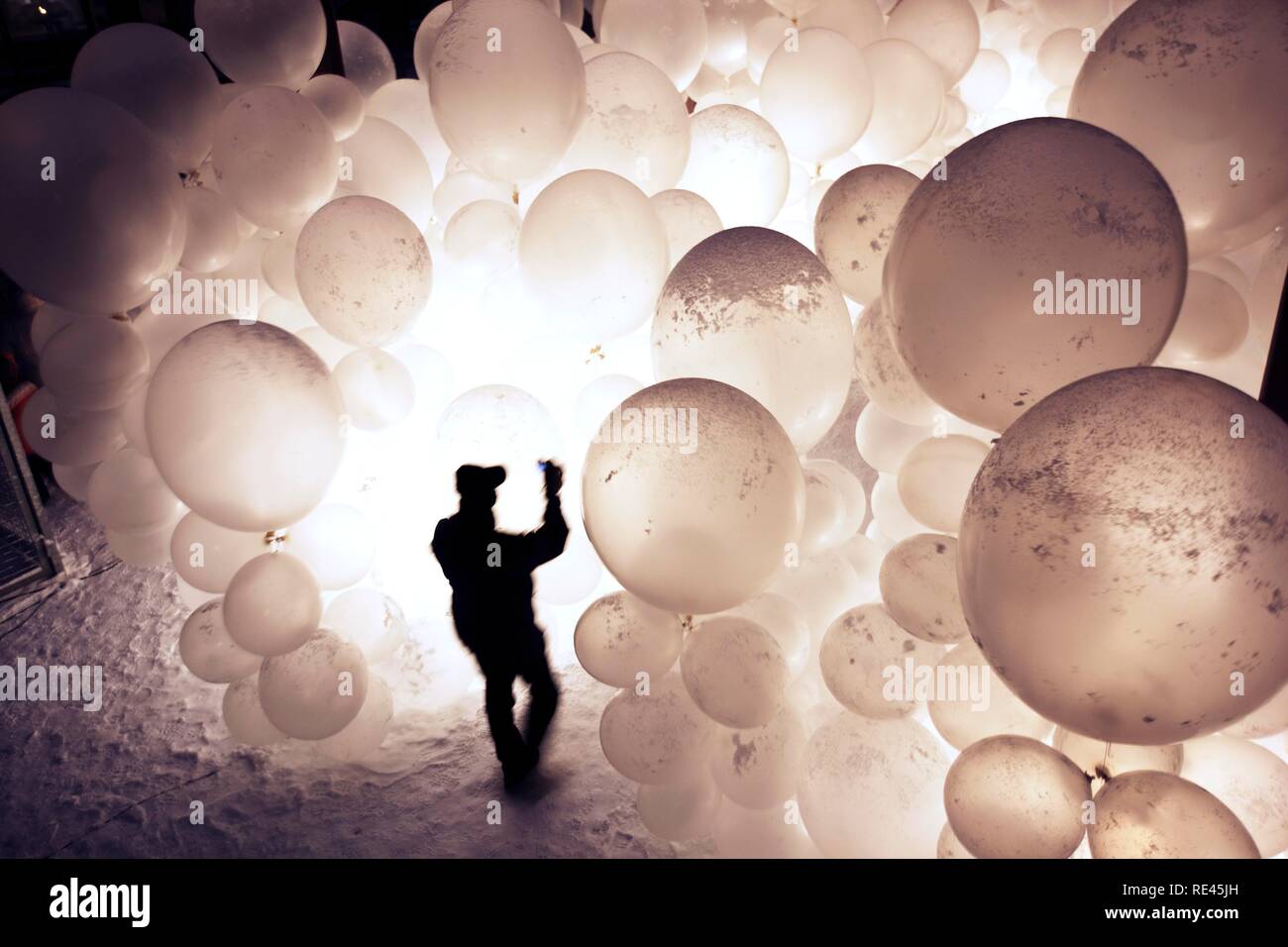 Installazione artistica dal Raumlaborberlin, soap opera, molte centinaia di palloncini illuminati in corrispondenza di un albero di miniera, GlueckAuf2010 culturale Foto Stock