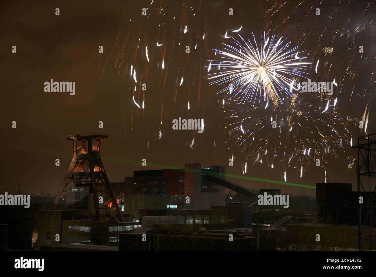 Fuochi d'artificio al GlueckAuf2010 festival culturali in occasione del lancio della capitale europea della cultura anno, sul sito di Zeche Foto Stock