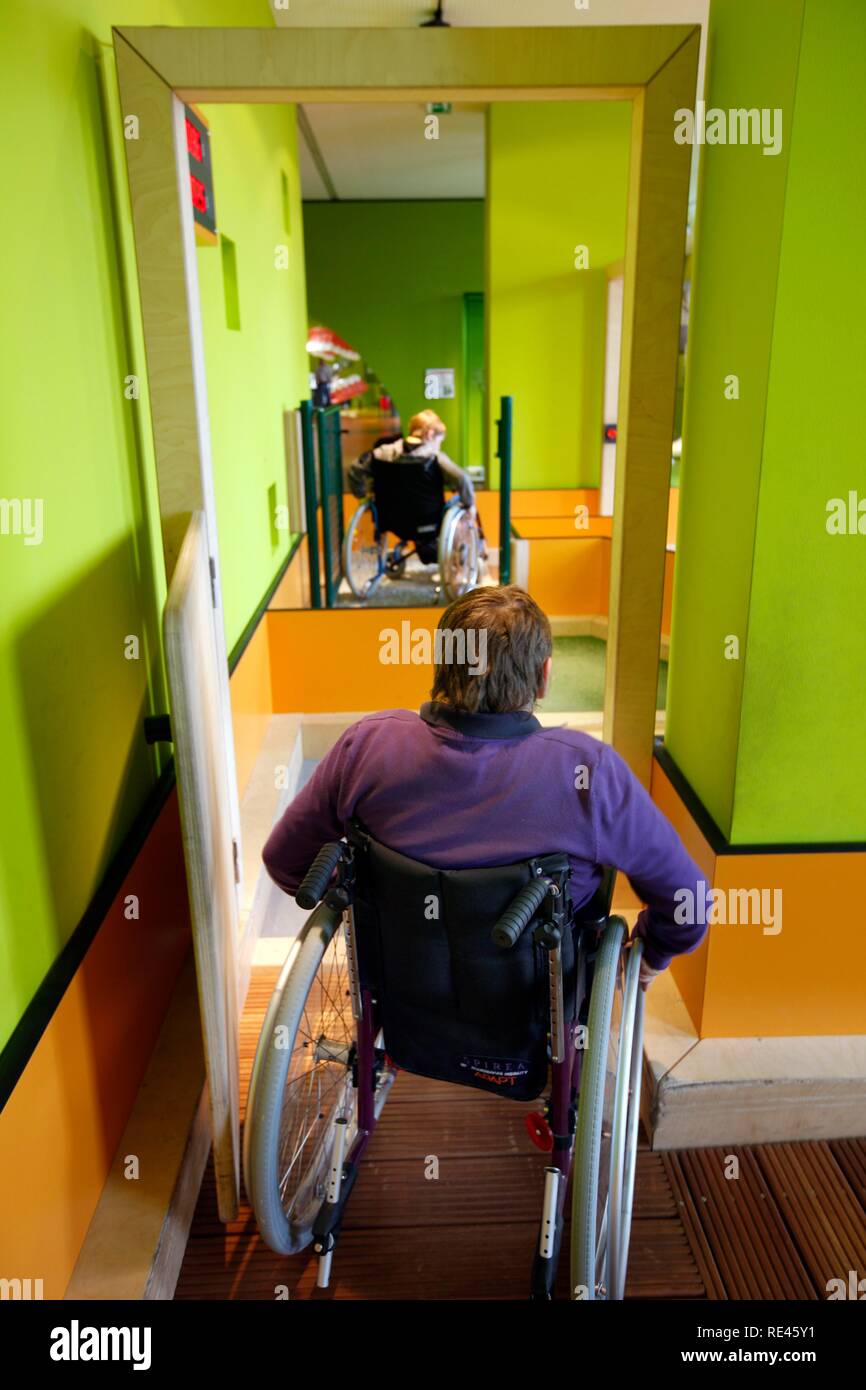 Haus der Natur museo, corso di sedie a rotelle, dove i visitatori possono provare l'esperienza di muoversi in una sedia a rotelle Foto Stock