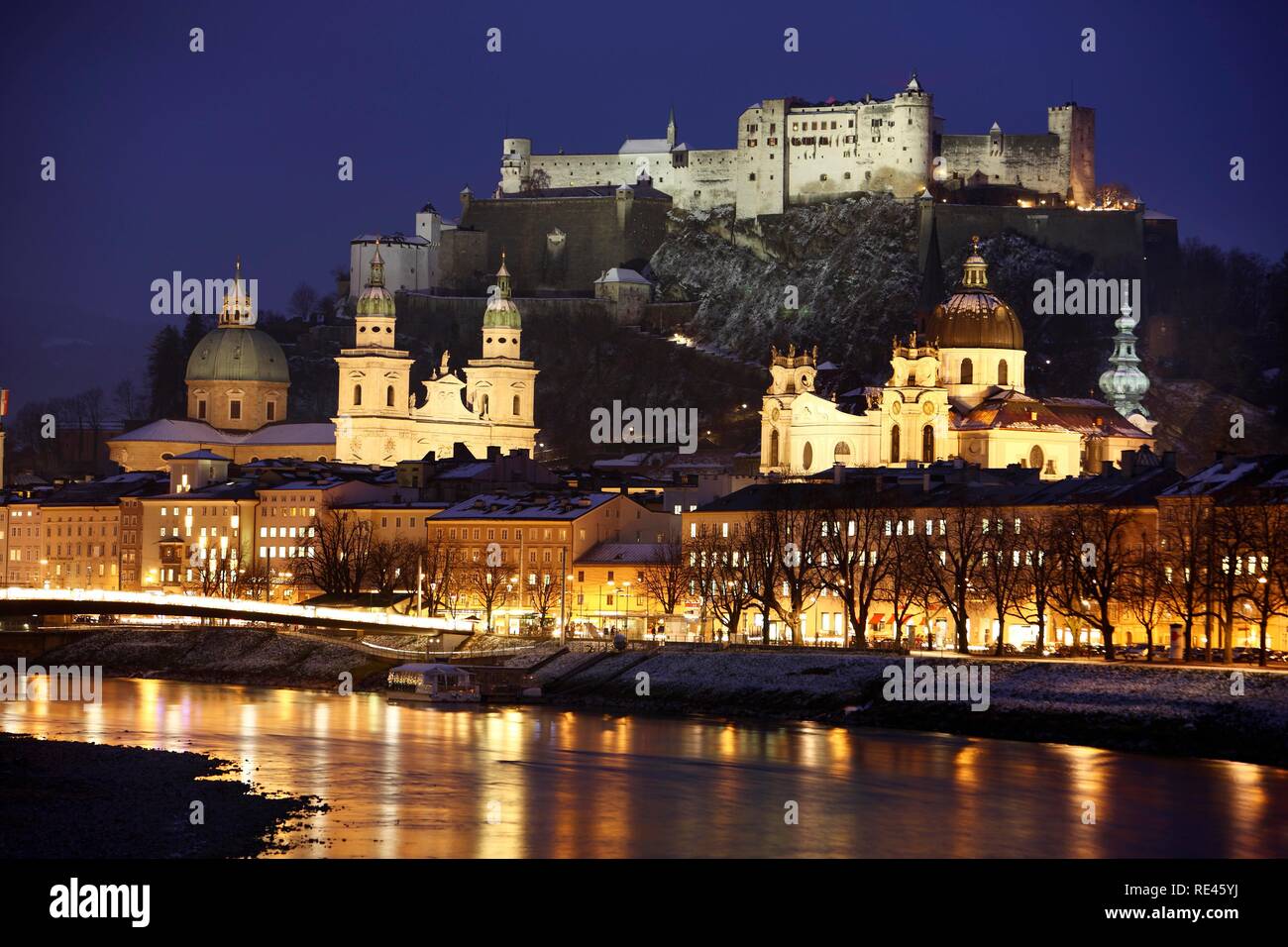 Città vecchia con Kollegienkirche chiesa, la Salzburger cattedrale Dom e il Festung fortezza di Hohensalzburg, il fiume Salzach Foto Stock