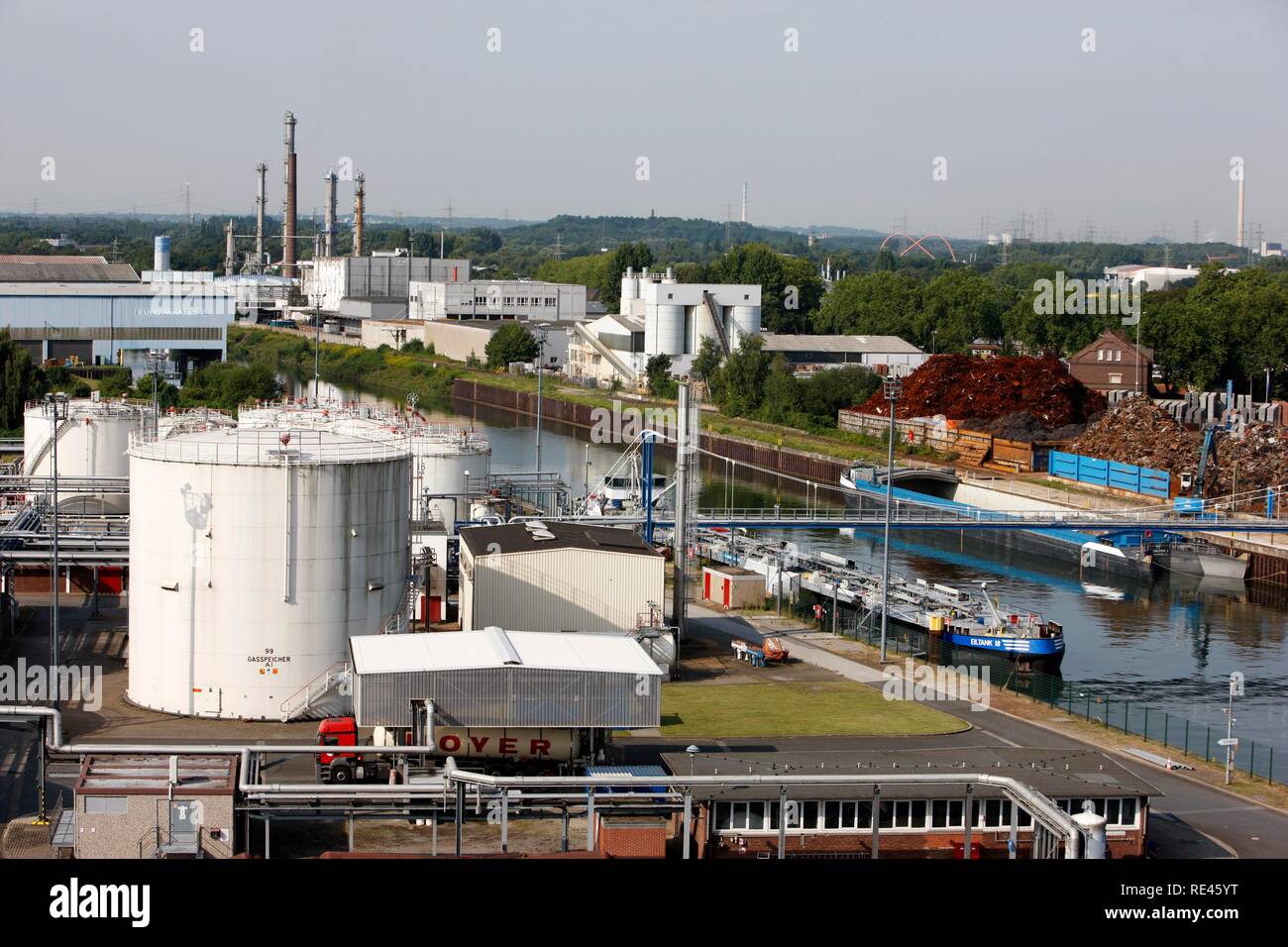 Serbatoio e installazioni di terminali di Deutsche BP AG, dei serbatoi di stoccaggio per vari prodotti petroliferi, porto di Gelsenkirchen Foto Stock