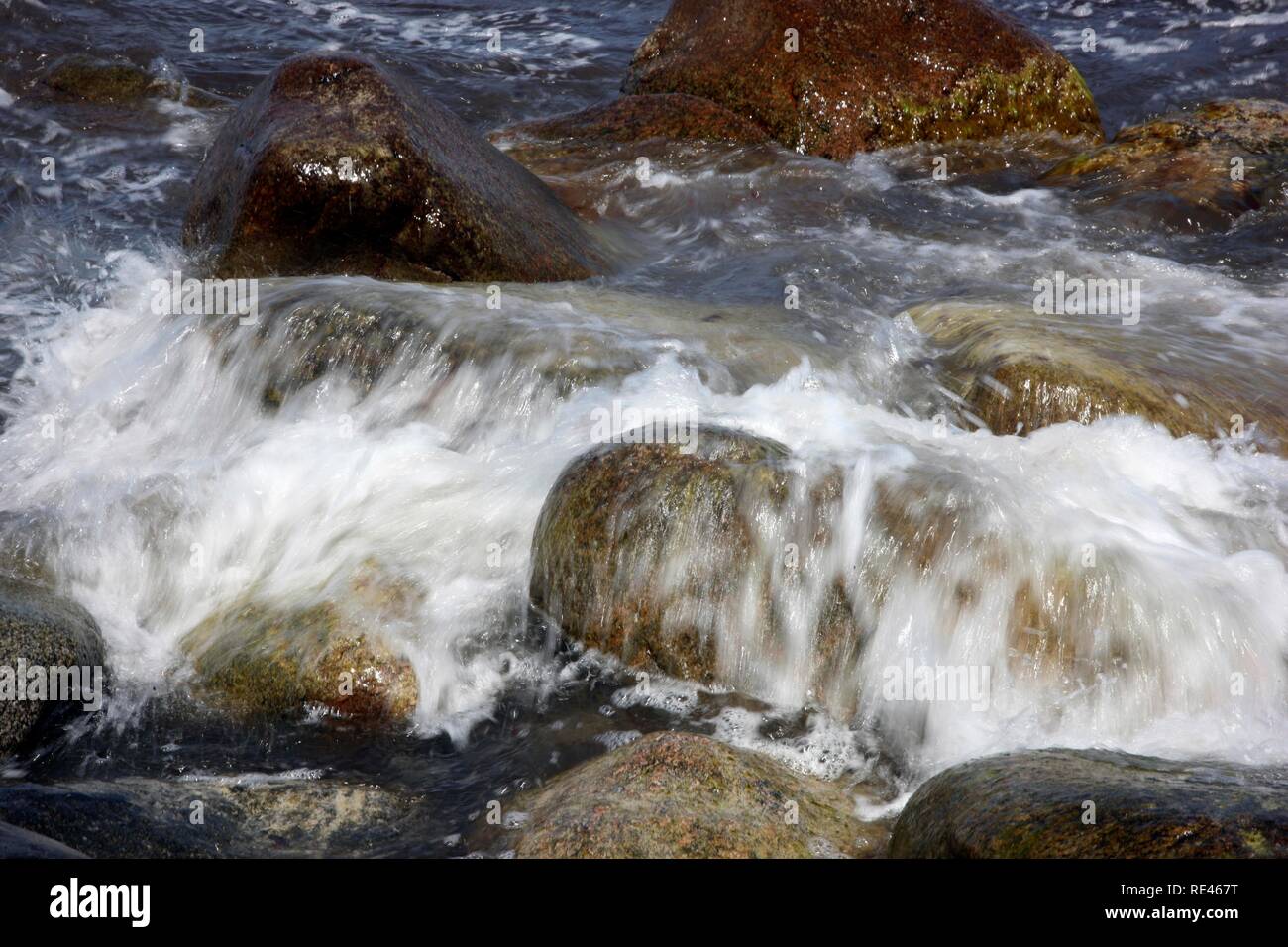 Surf e ciottoli sulla spiaggia, Ruegen isola, Meclemburgo-Pomerania Occidentale Foto Stock