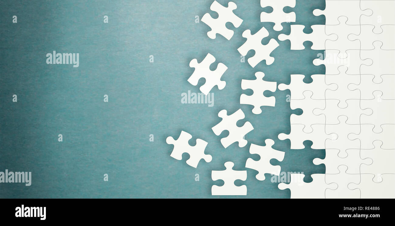 Puzzle blu su sfondo a trama con spazio di messaggio Foto Stock