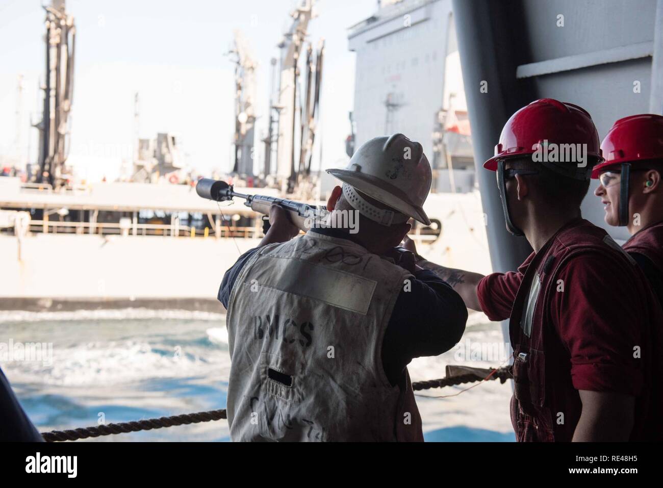 Oceano Pacifico (nov. 25, 2016) Senior Chief Petty Officer Long Nguyen, da Tacoma, Washington, si prepara per una linea di fuoco dalla USS John C. Stennis (CVN 74) per USNS Guadalupe (T-AO 200) per il tempo finale nei suoi 24 anni di carriera, durante un rifornimento in mare. John C. Stennis è in corso per condurre la formazione di routine e partecipare nella legislazione nazionale in materia di Pearl Harbor giorno del ricordo di eventi nelle Hawaii. Foto Stock