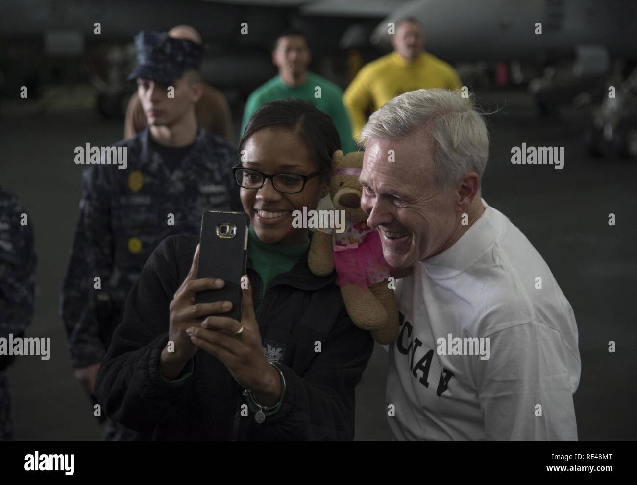 Golfo Arabico (nov. 24, 2016) segretario della Marina Ray Mabus pone per le foto con i marinai durante una Giornata del Ringraziamento visita a bordo della portaerei USS Dwight D. Eisenhower CVN (69) (IKE). Ike culinaria di specialisti preparati più di 4950 libbre di Turchia, 1.050 libbre di prosciutto, 1.200 libbre di filetto di manzo, 648 libbre di cocktail di gamberetti, 7.000 porzioni di purè di patate, torte 400 e 200 cheesecake per la nave del pasto di ringraziamento. Ike e la sua portante strike gruppo vengono distribuiti a supporto di funzionamento inerenti risolvere, le operazioni di sicurezza marittima e di teatro la cooperazione in materia di sicurezza effor Foto Stock