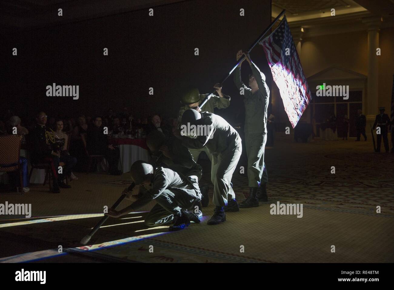 Marines con sede battaglione reinterpreta la bandiera il sollevamento di Iwo Jima durante la 241st HQBN Marine Corps compleanno palla al Caesars Palace a Las Vegas, Nevada, nov. 19th, 2016. Foto Stock