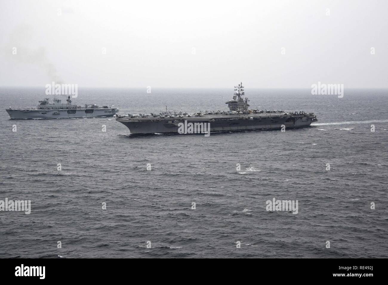 Golfo Arabico (nov. 25, 2016) La portaerei USS Dwight D. Eisenhower CVN (69) (IKE) transita il Golfo Arabico al fianco di Royal Navy ship HMS Ocean (L12) durante un combinato di Task Force (CTF) 50 cerimonia di passaggio. Ike e la sua portante strike gruppo vengono distribuiti a supporto di funzionamento inerenti risolvere, le operazioni di sicurezza marittima e di teatro la cooperazione in materia di sicurezza gli sforzi negli Stati Uniti Quinta Flotta area di operazioni. Foto Stock