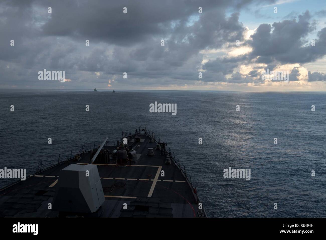 Sul mare del sud della Cina (nov. 17, 2016) La distribuita Arleigh Burke-class guidato-missile destroyer USS McCampbell (DDG 85) conduce operazioni di manovra con il Royal Brunei navi della marina militare la KDB Darussalam e la KDB Afiat durante la cooperazione a galla la prontezza e la formazione (Carati) 2016. Carato è una serie annuale di esercizi marittimo tra Stati Uniti Navy, U.S. Marine Corps e le forze armate di nove nazioni partner di includere il Bangladesh, Brunei, Cambogia, Indonesia, Malaysia, Filippine, Singapore, Thailandia e Timor Est. Foto Stock