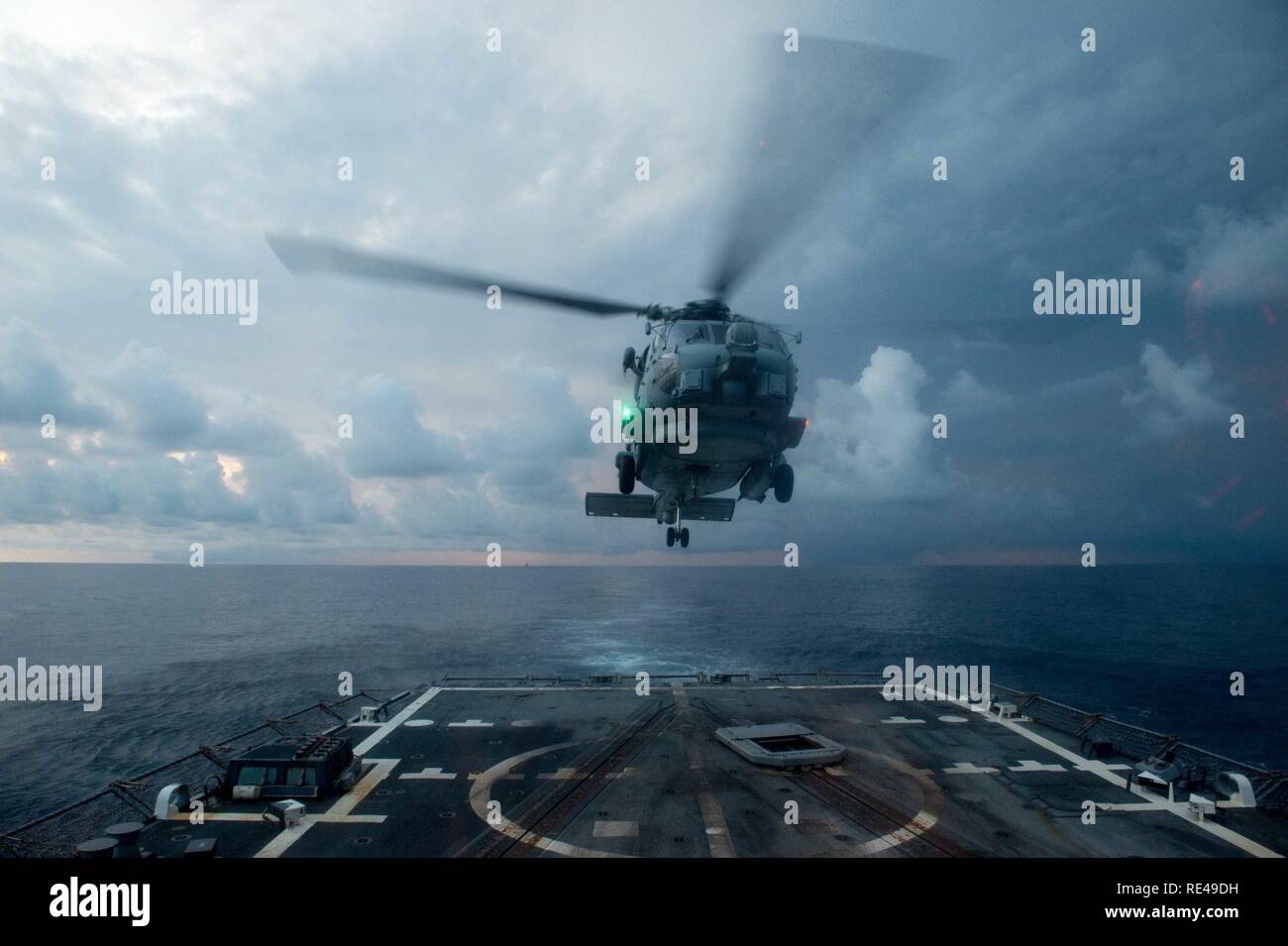 Sul mare del sud della Cina (nov. 17, 2016) un MH60R Seahawk elicottero, assegnato al "signori della guerra" di elicottero Maritime Strike Squadron (HSM) 51, decolla dal ponte di volo dell'distribuita Arleigh Burke-class guidato-missile destroyer USS McCampbell (DDG 85) durante la cooperazione a galla la prontezza e la formazione (Carati) 2016. Carato è una serie annuale di esercizi marittimo tra Stati Uniti Navy, U.S. Marine Corps e le forze armate di nove nazioni partner di includere il Bangladesh, Brunei, Cambogia, Indonesia, Malaysia, Filippine, Singapore, Thailandia e Timor Est. Foto Stock