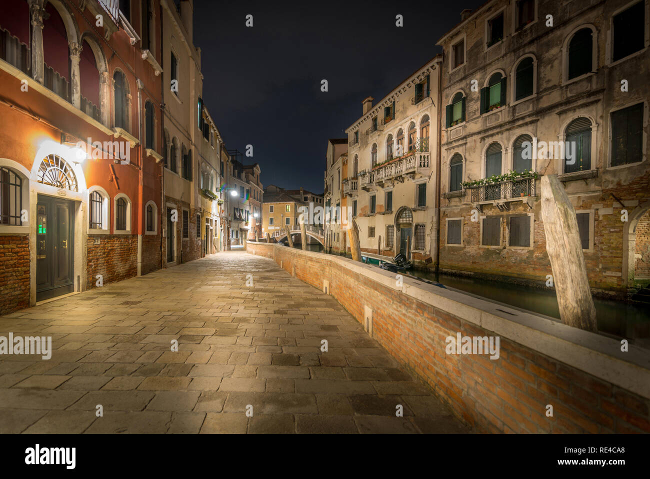 Strada di Venezia di notte Foto Stock