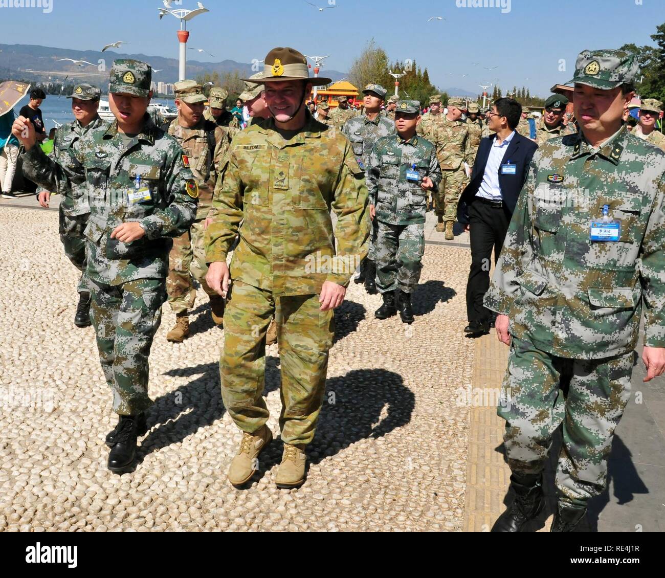 Il Mag. Gen. Gregorio Bilton, il vice Comandante generale degli Stati Uniti Pacifico esercito, ha visitato la diga Haigeng Novembre 14, a fianco degli Stati Uniti Soldati e civili e quelle dell Esercito di Liberazione del Popolo come parte dell'U.S-Cina la gestione del disastro di Exchange in Kunming, in Cina. L annuale esercito degli Stati Uniti del Pacifico (USARPAC) la cooperazione in materia di sicurezza evento con l'Esercito di Liberazione del Popolo (PLA) è un opportunità per condividere l'assistenza umanitaria/Disaster Relief lezioni apprese dal mondo reale eventi e migliorare gli Stati Uniti e il disastro cinese di funzionalità di gestione. Foto Stock