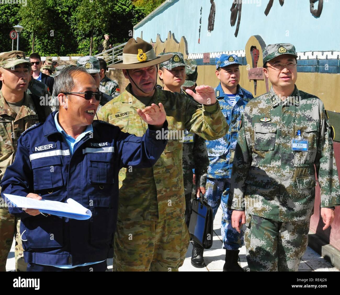 Il Mag. Gen. Gregorio Bilton, il vice comandante generale per gli Stati Uniti Pacifico esercito, riceve un briefing presso la base sperimentale di ufficio sismologico della provincia dello Yunnan durante gli Stati Uniti-Cina la gestione del disastro Exchange novembre 13 a Kunming, in Cina. L annuale esercito degli Stati Uniti del Pacifico (USARPAC) la cooperazione in materia di sicurezza evento con l'Esercito di Liberazione del Popolo (PLA) è un opportunità per condividere l'assistenza umanitaria/Disaster Relief lezioni apprese dal mondo reale eventi e migliorare gli Stati Uniti e il disastro cinese di funzionalità di gestione. Foto Stock