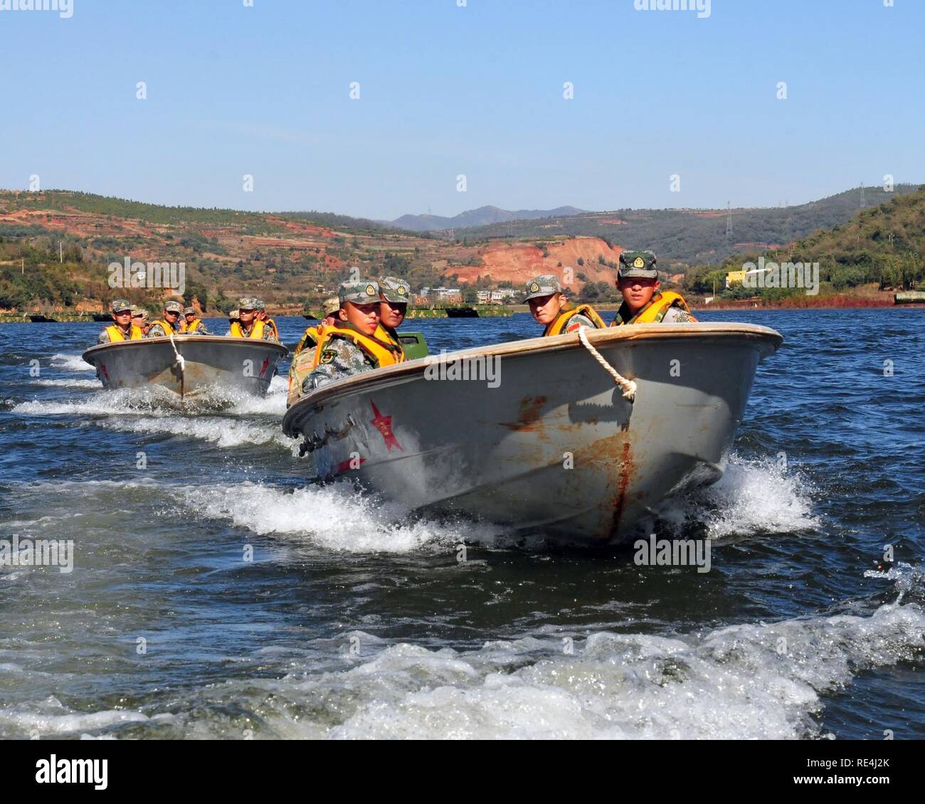 Soldati dell Esercito di liberazione del popolo della Repubblica popolare di Cina ha dimostrato acqua salvataggio competenze ai membri dell'U.S. Esercito Pacifico durante il campo pratico porzione di scambio della Cina la gestione del disastro Exchange Novembre 16 in Kunming, in Cina. L annuale esercito degli Stati Uniti del Pacifico (USARPAC) la cooperazione in materia di sicurezza evento con il PLA è un opportunità per condividere l'assistenza umanitaria/Disaster Relief lezioni apprese dal mondo reale eventi e migliorare gli Stati Uniti e il disastro cinese di funzionalità di gestione. Foto Stock