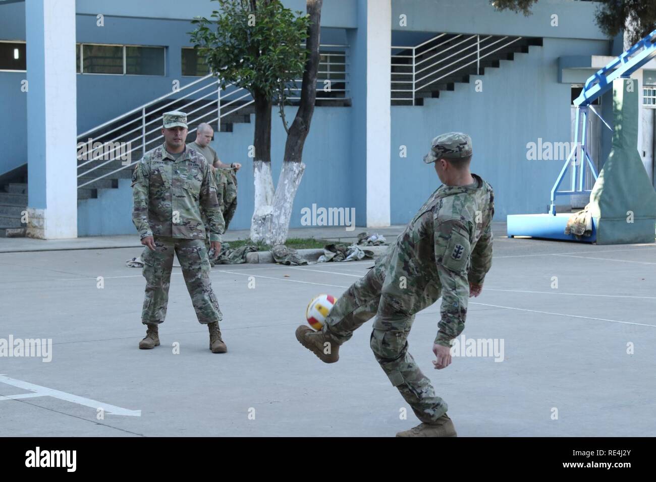 Soldati da 130Engineer brigata, Teatro 8 Supporto comando, US Army pacifico, godere dei loro tempi di inattività tra combinati-militari con formazione di una partita di calcio in USA-Cina disastro per la gestione di Exchange 2016, 15 novembre in Kunming, nella provincia dello Yunnan, Repubblica Popolare Cinese. L annuale esercito degli Stati Uniti del Pacifico (USARPAC) la cooperazione in materia di sicurezza evento con l'Esercito di Liberazione del Popolo (PLA) è un opportunità per condividere l'assistenza umanitaria/Disaster Relief lezioni apprese dal mondo reale eventi e migliorare gli Stati Uniti e il disastro cinese di funzionalità di gestione Foto Stock
