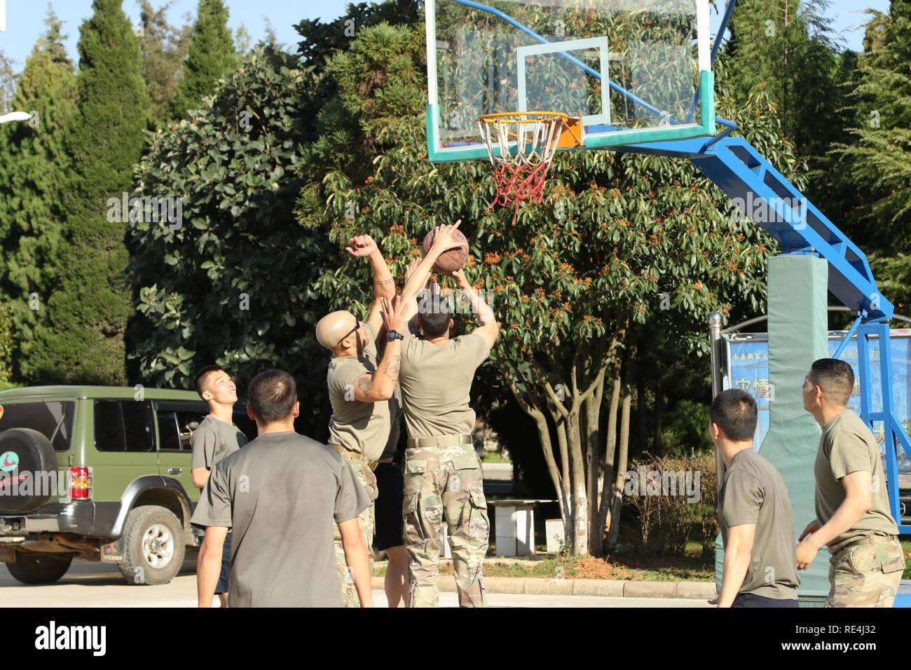 Soldati provenienti da entrambi gli Stati Uniti e la Repubblica popolare di Cina concludere una giornata di intensa assistenza umanitaria/Rilievo di disastro combinato di formazione con un simpatico gioco di basket durante la USA-Cina disastro per la gestione di Exchange 2016, il 15 novembre a Kunming, nella provincia dello Yunnan, Repubblica Popolare Cinese. L annuale esercito degli Stati Uniti del Pacifico (USARPAC) la cooperazione in materia di sicurezza evento con l'Esercito di Liberazione del Popolo (PLA) è un opportunità per condividere l'assistenza umanitaria/Disaster Relief lezioni apprese dal mondo reale eventi e migliorare gli Stati Uniti e il disastro cinese di funzionalità di gestione. Foto Stock