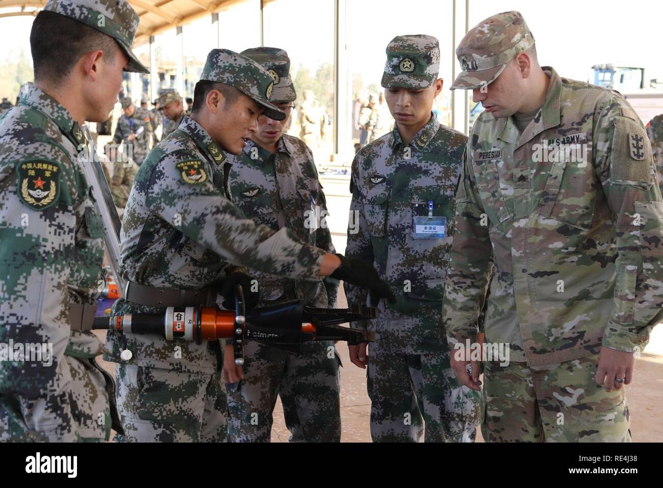 Sgt. Ronald Peresian, una costruzione orizzontale ingegnere da Baltimore, Maryland, assegnato a 130Engineer brigata, Teatro 8 Supporto comando, US Army pacifico, osserva uno strumento utilizzato da popolare di liberazione ingegnere dell'esercito di soldati a un equipment exhibition durante gli Stati Uniti-Cina disastro per la gestione di Exchange 2016, 16 novembre in Kunming, nella provincia dello Yunnan, Repubblica Popolare Cinese. L annuale esercito degli Stati Uniti del Pacifico (USARPAC) la cooperazione in materia di sicurezza evento con l'Esercito di Liberazione del Popolo (PLA) è un opportunità per condividere l'assistenza umanitaria/Disaster Relief lezioni apprese da real wo Foto Stock